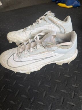 Nike Kids Viper White Athletic Cleats with Silver Swoosh